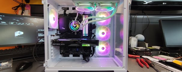 equipo con caja blanca y leds
