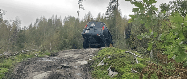Auto ajaa jyrkänteeltä alas