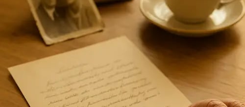 Une lettre manuscrite et une photo ancienne