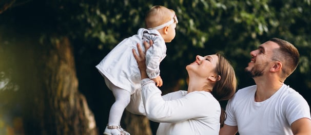 família com mulher mãe, homem pai, filho bebe felizes - seguro de vida
