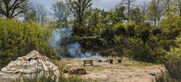 Un « wigwam » magdalénien sur l'Archéovillage d'Archéologie Pour Tous