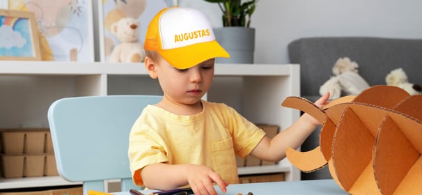 baltai geltona kepurs ant kurios parasytas vardas Augustas