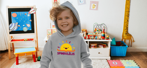 berniukas su dzemperiu ant kurio yra darzelio logotipas