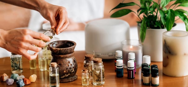 Preparación de aceites esenciales y difusores para una sesión de aromaterapia, con enfoque en terapias naturales para el bien