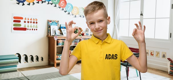 geltoni vaikiski polo marskineliai ant kuriu priekio parasytas vardas Adas