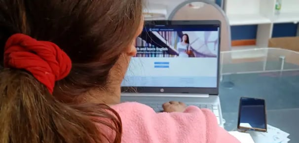 Persona frente a laptop prendida.
