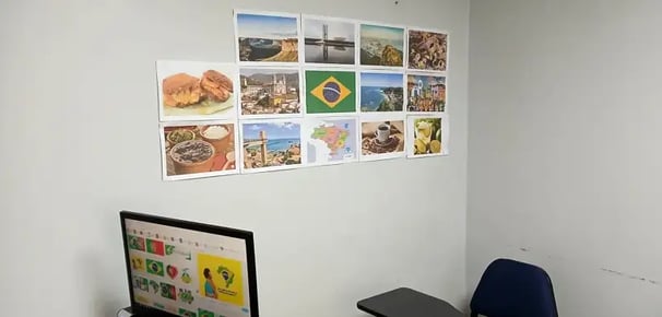 Aula decorada con fotografías de lugares turísticos y platos típicos de Brasil.