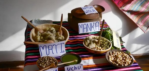 Platos tradicionales con letreros identificativos: Mati, uchu, manka, hatun wisla...