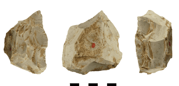 Racloir Quina en silex provenant de l'abri du Maras