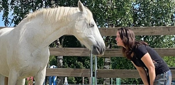 une humaine en lien avec un cheval