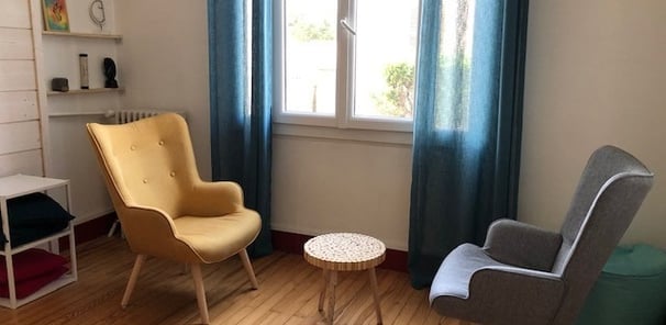un cabinet de psychothérapie accueillant