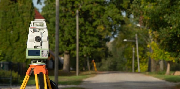 a tripod with a tripodiscoped camera and a tripodil