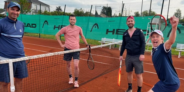 équipe homme club de tennis audincourt sur terrain en terre battue