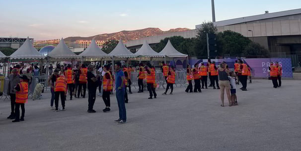 Les agents de sécurités GSI, en palpation