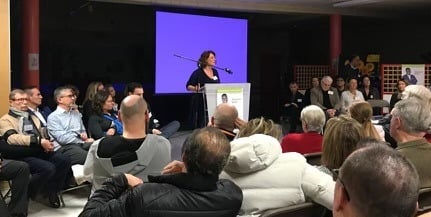 Flo Salort prenant la parole sur scène devant la commune, incarnant engagement et ses interventions