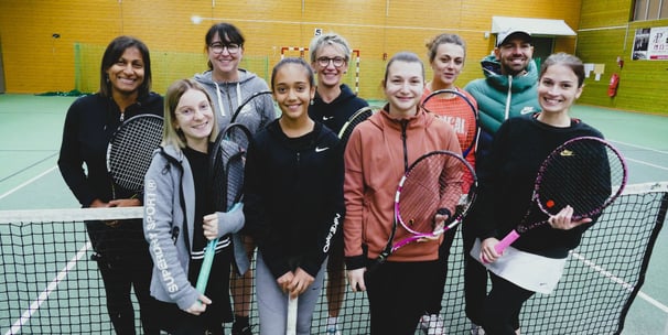 equipe femmes du tennis audincourt avec le coach dans la salle isolée