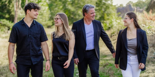 Familie läuft lachend 