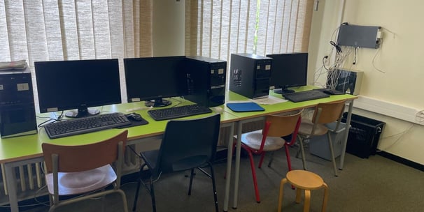 image représentant le local informatique et ses ordinateurs