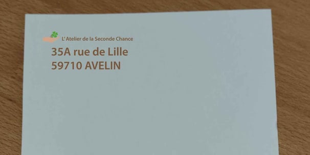 Rame de papier A4 avec une adresse en haut à gauche
