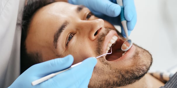 Soins dentaires réalisés au cabinet, avec une approche professionnelle adaptée à chaque patient