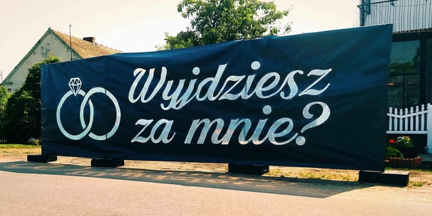 wyjdziesz za mnie? wyjątkowe zaręczyny nietypowy pomysł pirotechnika baner