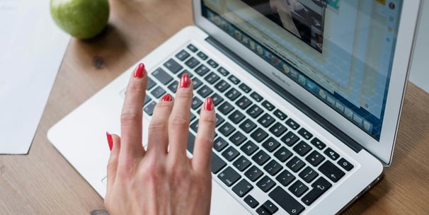 Mano de mujer tecleando una laptop