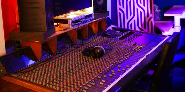 Studio de podcast professionnel - table de mixage pour la post-production
