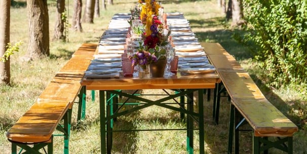 table guinguette dressée avec vaisselle ancienne