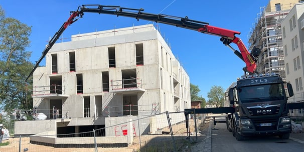 Levage sur chantier BTP à Nancy avec camion-grue JTLS – intervention en zone urbaine