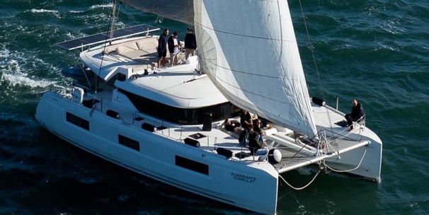 Exemple de Catamaran que nous avons en location pour des excursions à Lisbonne