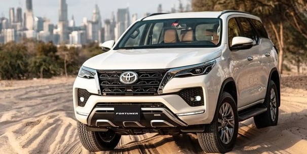 Toyota Fortuner siap disewa, nyaman dan tangguh untuk perjalanan jauh. - Santai Trans