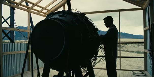 Cillian Murphy, dans le rôle de Oppenheimer, devant la bombe atomique