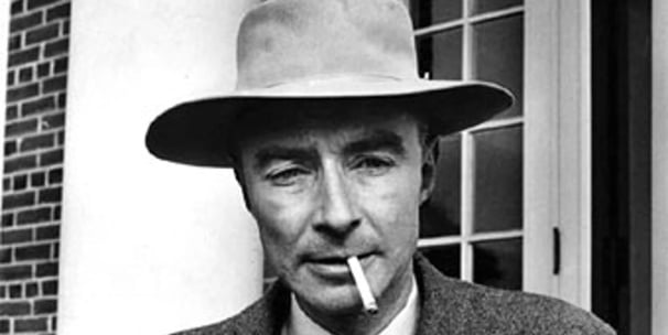 Robert J Oppenheimer, chapeau sur la tête et une cigarette dans la bouche