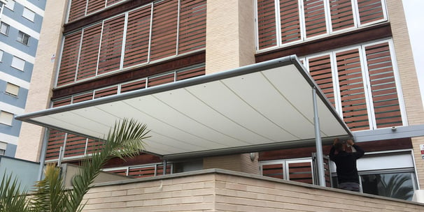 Toldo pérgola en terraza vivienda edificio.