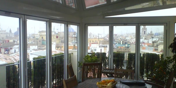 Veranda con Techo fijo y Plegables. Atico con vistas a la ciudad.