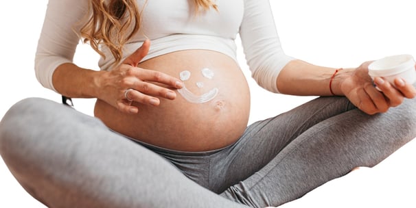 Uma mulher grávida feliz depoisde receber informações para uma gravidez saudável.