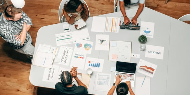 Equipo de marketing trabajando en estrategias de posicionamiento SEO