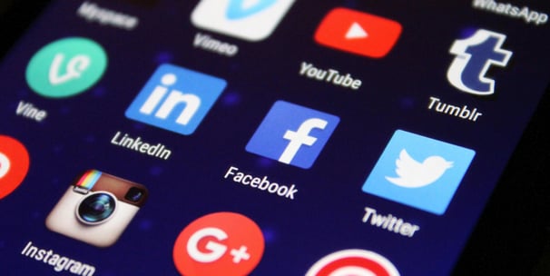 Iconos de redes sociales populares en pantalla de smartphone