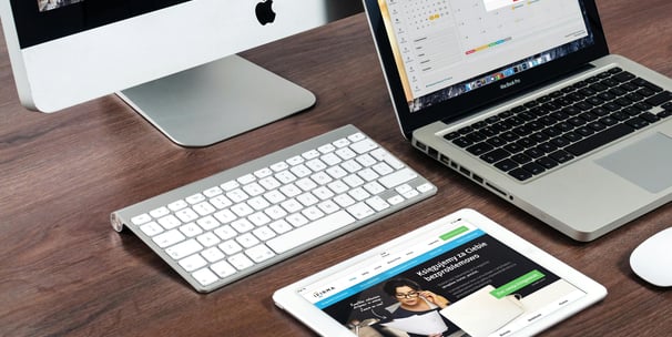 Portátiles mostrando diseño web moderno con estadísticas y gráficos