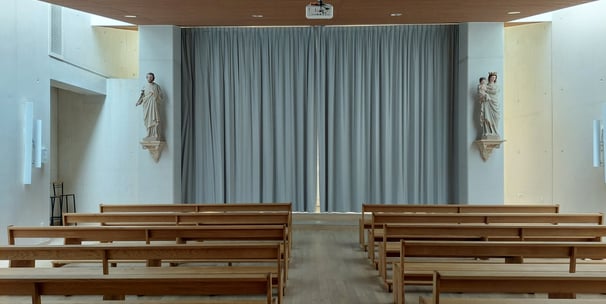 vue intérieure église à Lyon avec rideau fermé