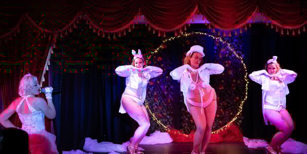 Cabaret, cols plumes, paillettes, talons strass, danseuse, showgirl, public, éventails, burlesque