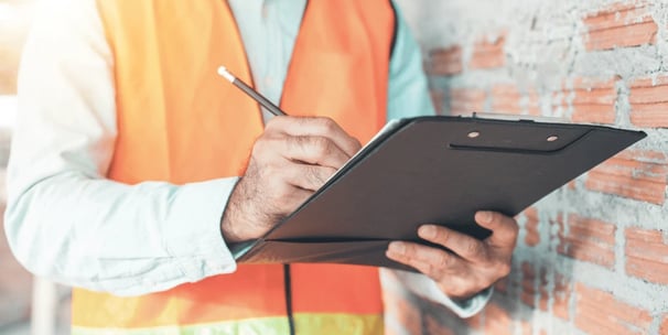 Homem fazendo uma inspeção de uma construção