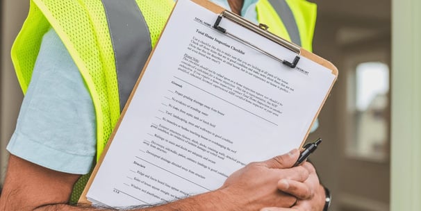 Homem segurança uma prancheta fazendo uma inspeção