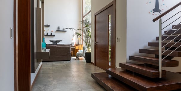fotografía inmobiliaria quito ecuador tumbaco vista diagonal de entrada a una gran casa moderna