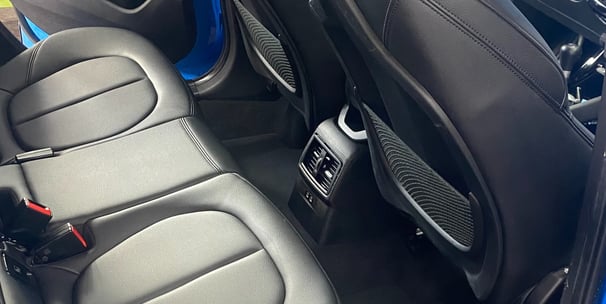 „Detailaufnahme der Innenreinigung eines Autos in Linz – gereinigtes Armaturenbrett und saubere Sitz