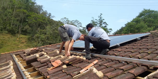 Técnicos instalando painéis solares no telhado, energia solar fotovoltaica