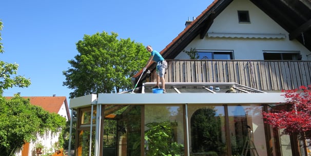 Eine professionelle Wintergartenreinigung wird durchgeführt. 