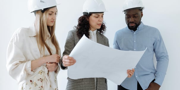 Equipe reunida analisando documentação técnica para aprovação