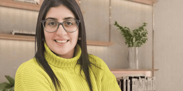 Foto da psicóloga sorrindo no consultório