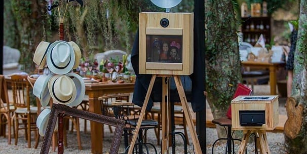 Totem de Fotos em casamento em ambiente rústico